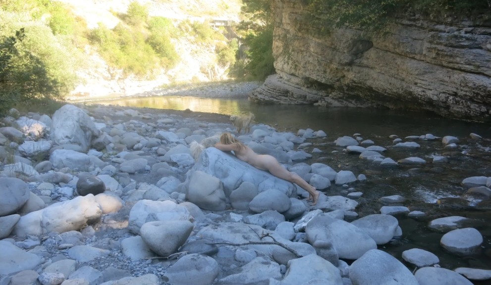 nicht  meine Frau aber die gleiche wie oben, ein tolles FKK Bild